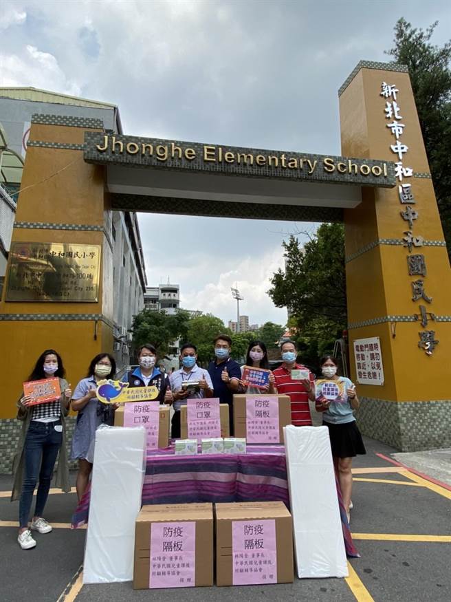 新北市議員邱烽堯與新北市市政顧問曾承逸攜手結合民間愛心與中華民國兒童課後照顧輔導協會，共同捐贈醫療級口罩與午餐隔板。（主辦單位提供）