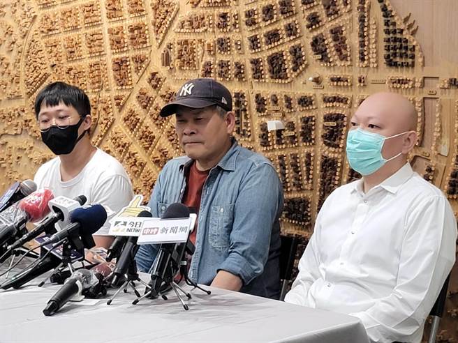 澎恰恰（中）今早在儿子皮皮（左）、好友林先生（右）召开记者会。（郑宜熏摄）
