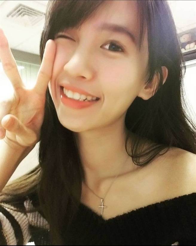 台北市民恋爱了。文分局交通分队超正纤细长腿女警张妤涵出身警察世家，还是东海法律系毕业高材生。(文山二分局提供)