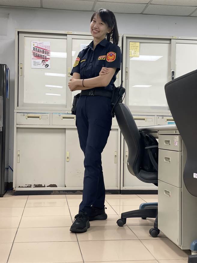 台北市民恋爱了。文分局交通分队超正纤细长腿女警张妤涵出身警察世家，还是东海法律系毕业高材生。(文山二分局提供)