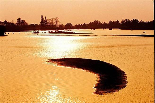 有「虎埤泛月」美称的虎头埤风景区。  图：臺南市政府观光旅游局虎头埤风景区管理所／提供  