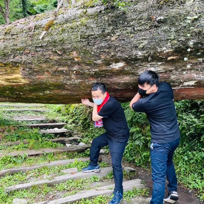 国民党台北市议员罗智强（左）与办公室主任杨植斗（右）。（图／取自罗智强脸书）