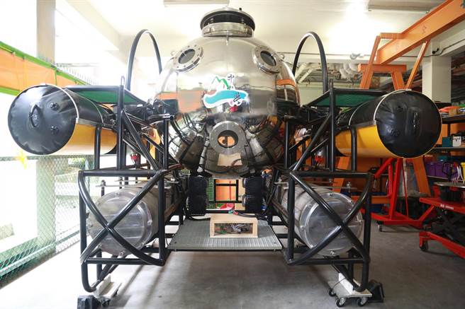 中山大学第一代双载水下载具（MUV）2月份已在台南安平港成功完成水下8米动力航行测试。（国立中山大学提供／袁庭尧高雄传真）