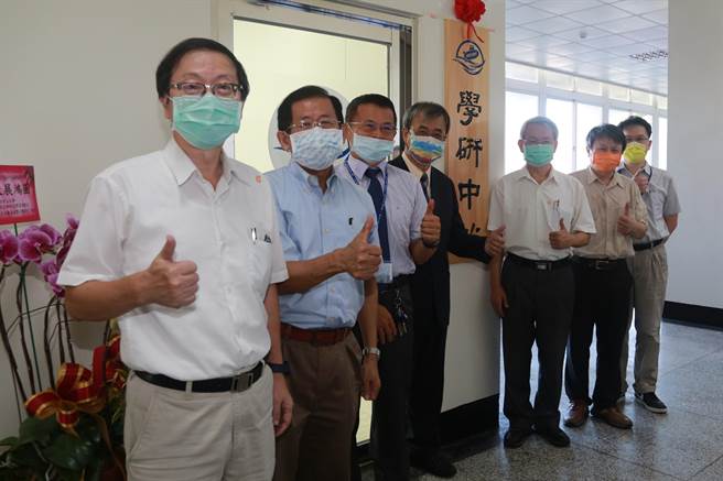 中山大学「智慧操控水下载具平台技术研发学研中心」17日揭牌，未来将培育国防科技人才。（国立中山大学提供／袁庭尧高雄传真）