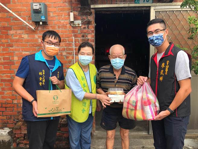 中秋佳节将至，今（17日）金山区长廖武辉代表市府及送餐单位一同致赠中秋礼盒及代餐予11位独居长者。（金山区公所提供）