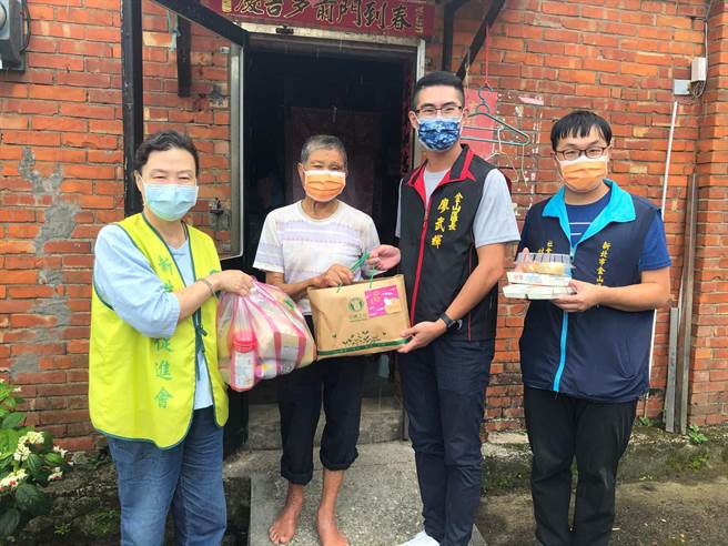 中秋佳节将至，今（17日）金山区长廖武辉代表市府及送餐单位一同致赠中秋礼盒及代餐予11位独居长者。（金山区公所提供）