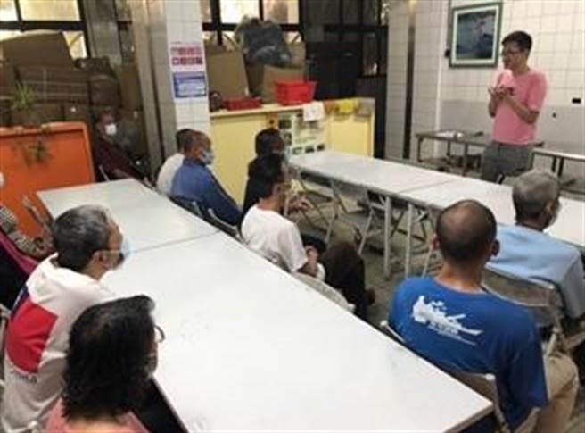 小昌回到新北市街友中途之家跟其他街友分享一路走来的心路歷程。（新北市街友中途之家提供）