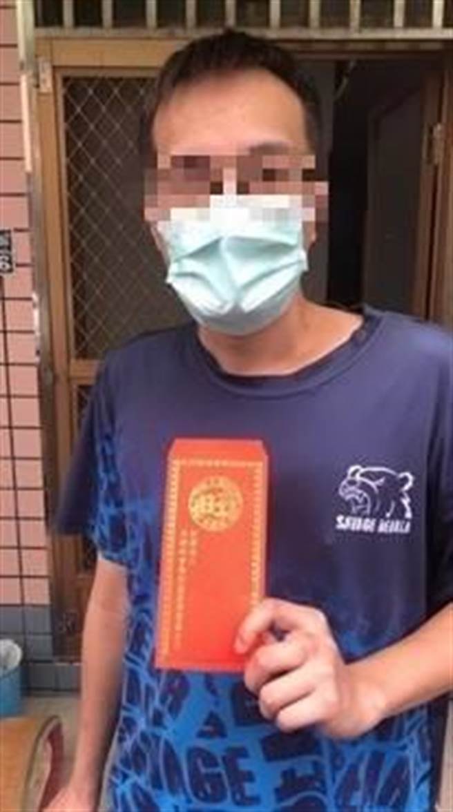 新北市街友中途之家中秋节前夕向旺旺集团申请红包给小昌，让小昌温暖过中秋。（新北市街友中途之家提供）