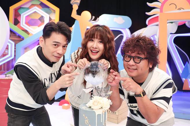 阿Ken（左起）、納豆16日替好友安心亞（中）提前慶生。 (中天綜合台提供)    