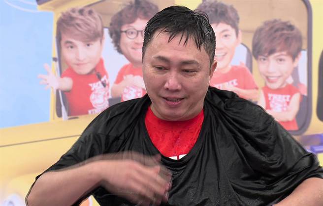 赵正平上节目玩游戏搞得一身湿答答。（台视提供）