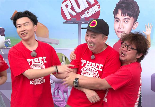 赵正平恢復单身后上《3国智》纳豆和张立东献上爱的抱抱。（台视提供）