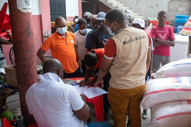  海地发生规模7.2强震已满一个月，世界展望会持续深入灾区，迄今为超过2万3000人提供粮食。（展望会提供／林良齐台北传真）