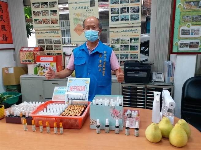 李鸿志长年推动环保，中秋将至，他率领12名志工，利用吃剩的柚皮制成柚子防蚊液，他将防蚊液结合公益于里内义卖，每年所得近6万元全数投入里内弱势关怀及老人共餐（戴上容摄）