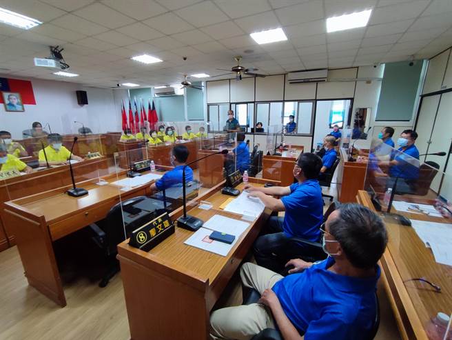 溪州乡公所预计发放千元关怀礼金，但公所在代表会尚未通过该案时走漏风声，引发代表不满，17日临时会代表们齐炮轰，直指公所行为就像「刀子架在脖子上」，这样代表们哪敢不通过。(吴建辉摄)