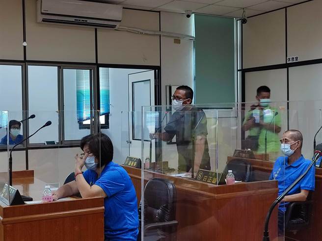 代表钟振荣表示，当初建议效仿中央发放消费券或五倍券，让所有消费留在溪洲，发放现金根本没办法振兴到商家。(吴建辉摄)