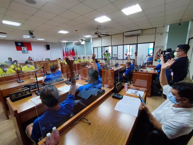 最终关怀礼金案在10名乡代表决下全数通过，凡是2021年8月31日前设籍在溪州乡的民眾，每人皆可以领到1000元的关怀礼金。(吴建辉摄)