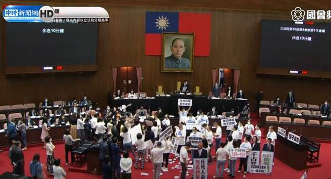 国民党立委怒撕3＋11报告。(中时新闻网直播)