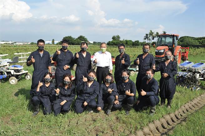 為解決農業缺工問題，高雄市政府農業局今年再度向行政院農業委員會爭取計畫，輔導方舟農業生產合作社成立「蔬菜機械代耕團」。（高雄市農業局提供／林雅惠傳真）