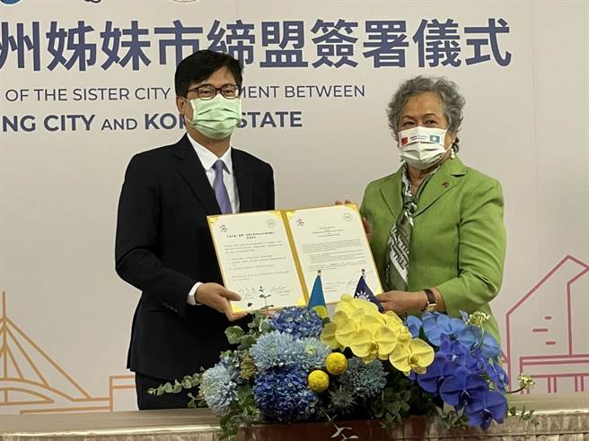 高雄市與帛琉共和國科羅州在中秋節前夕締結為姐妹市，高雄市長陳其邁17日邀請出身於科羅州的駐台大使歐克麗正式簽屬姐妹市協定。（洪浩軒攝）