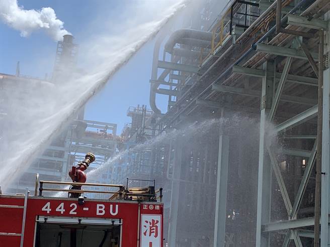 高雄大林炼油厂氢气管线惊传外泄，管线关闭消防员洒水警戒中。(石秀华翻摄)