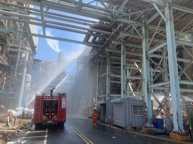 高雄大林炼油厂氢气管线惊传外泄，管线关闭消防员洒水警戒中。(石秀华翻摄)