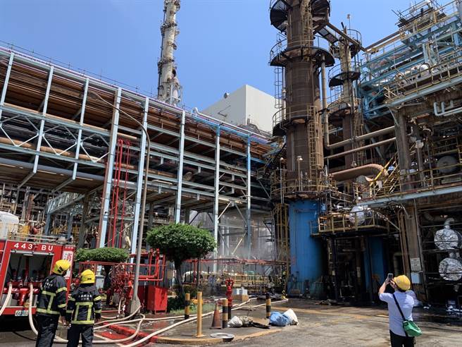 高雄大林炼油厂氢气管线惊传外泄，管线关闭消防员洒水警戒中。(石秀华翻摄)