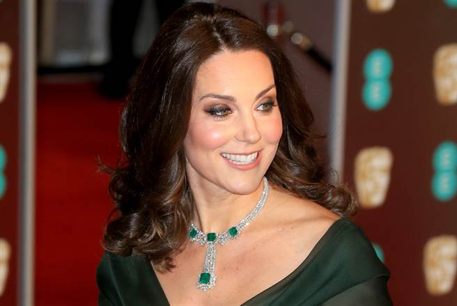 剑桥公爵夫人凯特2018年2月18日配戴剑桥祖母绿（Cambridge Emeralds）首饰中的项炼，出席有英国奥斯卡之称的「英国影艺学院电影奖」（British Academy Film Awards）颁奖仪式。（达志影像/Shutterstock）