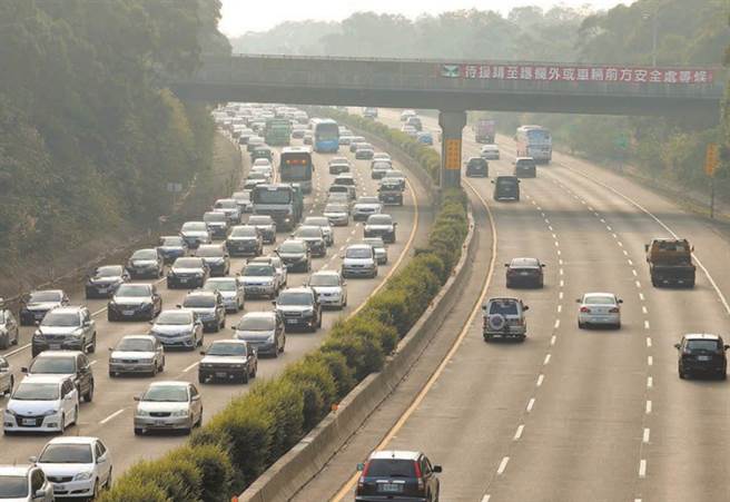 高公局预估中秋车潮，今天下半天涌现。（资料照）
