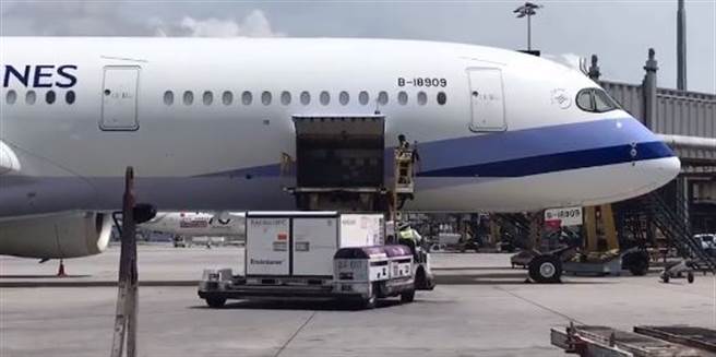 台湾自购64万剂AZ疫苗。(取自苏贞昌脸书)