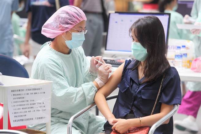 第8輪AZ疫苗開打第3天，民眾到台北市科教館接種站施打AZ疫苗，其中不乏年輕面孔。（張鎧乙攝）
