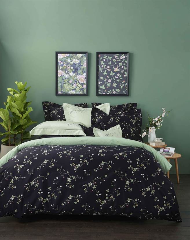 Wedgwood午夜野莓印花双人四件式床组  ，3万4800元。（Wedgwood提供）