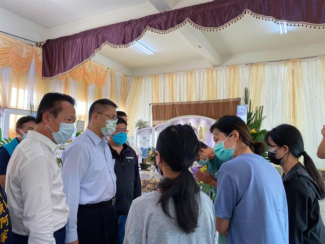 內政部長徐國勇向翁翊凱的家屬致意，並要他們照顧好身體。（張亦惠攝）