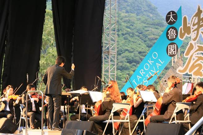 以草地为席、山林为舞台的太鲁阁峡谷音乐节，年年吸引大批音乐与大自然爱好者参与。（太管处提供／王志伟花莲传真）