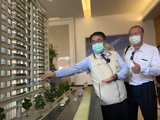 黃偉哲開箱提供民眾抽獎的房子。（曹婷婷攝）