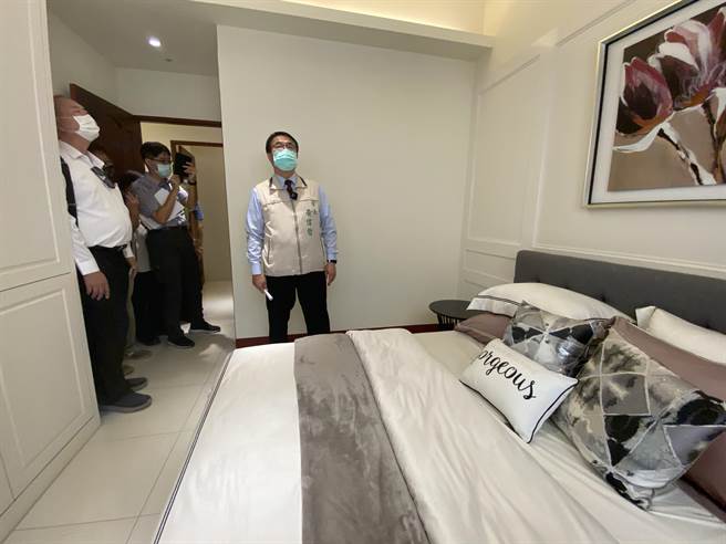 黃偉哲參觀樣品屋格局。（曹婷婷攝）