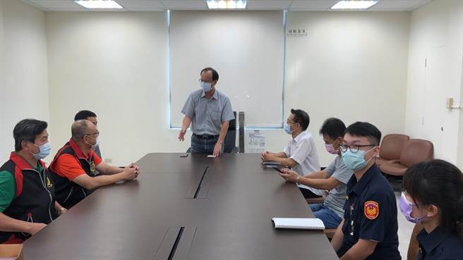 清水警分局長游永中日前率領偵查隊副隊長等人，分別拜訪弘光科大副校長潘世尊及靜宜大學副校長王孝熙等人。（清水警分局提供／陳淑娥台中傳真）