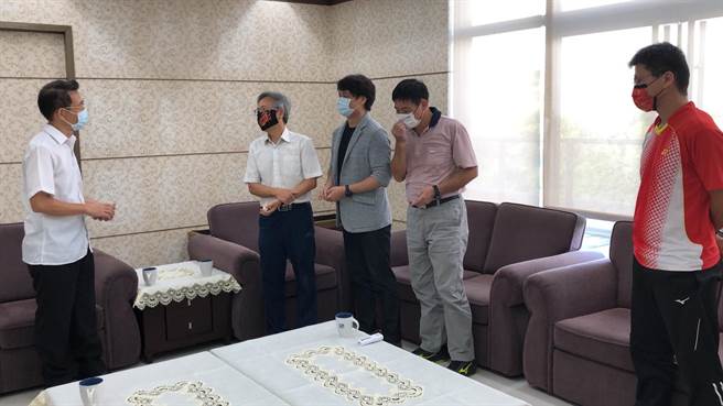 清水警分局長游永中日前率領偵查隊副隊長等人，分別拜訪弘光科大副校長潘世尊及靜宜大學副校長王孝熙等人。（清水警分局提供／陳淑娥台中傳真）