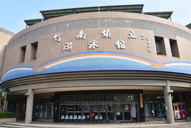 竹南鎮立游泳池位處竹南運動公園，環境條件相當優良。（謝明俊攝）
