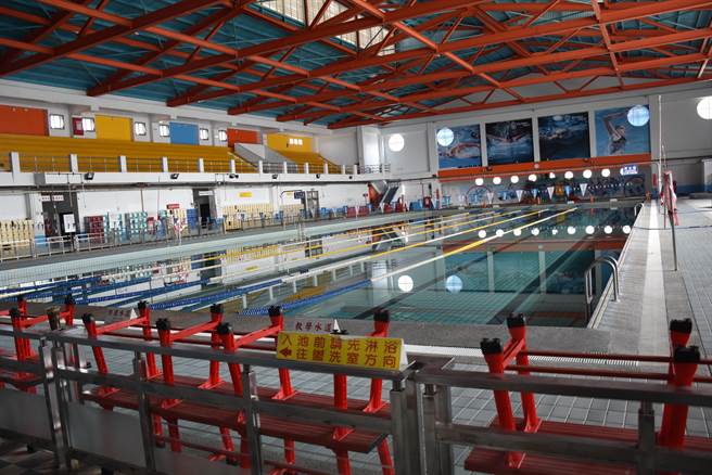 竹南鎮立游泳池目前已停止運作。（謝明俊攝）