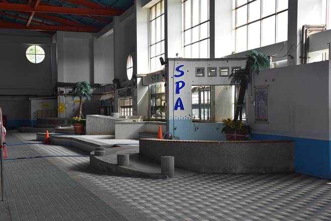 疫情2級管制，游泳池SPA區不准使用，嚴重影響民眾使用游泳池意願。（謝明俊攝）