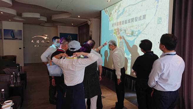 南仁湖集团成员前往亚果集团会馆，听取亚果游艇城投资案简报。（程炳璋摄）