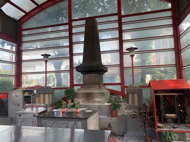 新北市定古蹟「树林抗日先烈十三公纪念碑」昨日遭人扔香炉大肆破坏，碑体遭泼蜡烛油，现场一片混乱。（民眾提供）