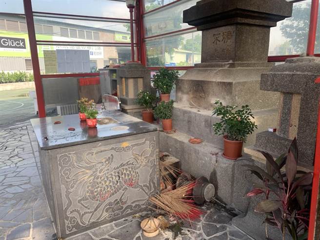 新北市定古蹟「树林抗日先烈十三公纪念碑」昨日遭人扔香炉大肆破坏，碑体遭泼蜡烛油，现场一片混乱。（民眾提供）