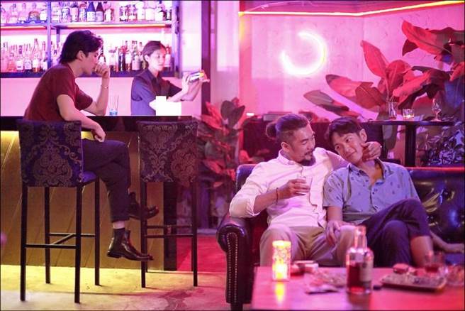 柯震东（右）在片中被恩客拥入怀中，让一旁的林哲熹（左）吃醋。（可乐电影提供）