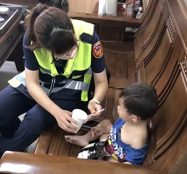 2歲小男童離家找媽媽，迷失在大里區益民路二段，員警將驚慌失措的他帶回所內照顧。（霧峰分局提供／黃國峰台中傳真）