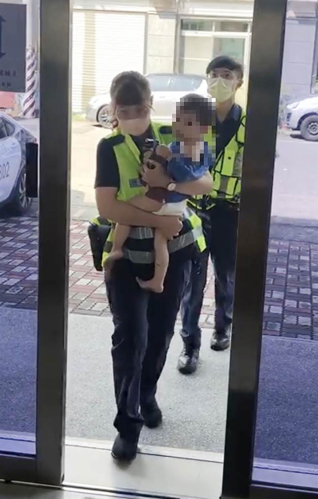 2歲小男童離家找媽媽，迷失在大里區益民路二段，員警將驚慌失措的他抱回所內照顧。（霧峰分局提供／黃國峰台中傳真）