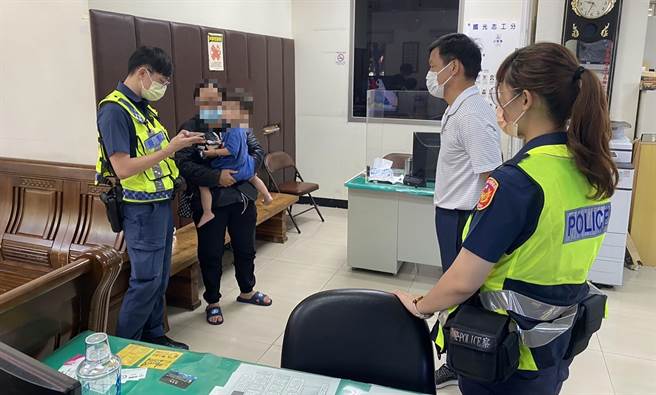 2歲小男童離家找媽媽，迷失在大里區益民路二段，男童看到媽媽，後大聲喊了一聲媽後，投入母親溫暖的懷抱中，就放心的嚎啕哭了起來。 （霧峰分局提供／黃國峰台中傳真）