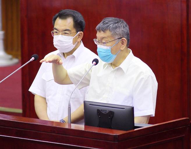 台北市長柯文哲（右）17日赴議會施政報告。（張鎧乙攝）