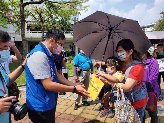 雲林縣環保局長張喬維（左一）收下大石榴班里民的陳情書。（周麗蘭攝）