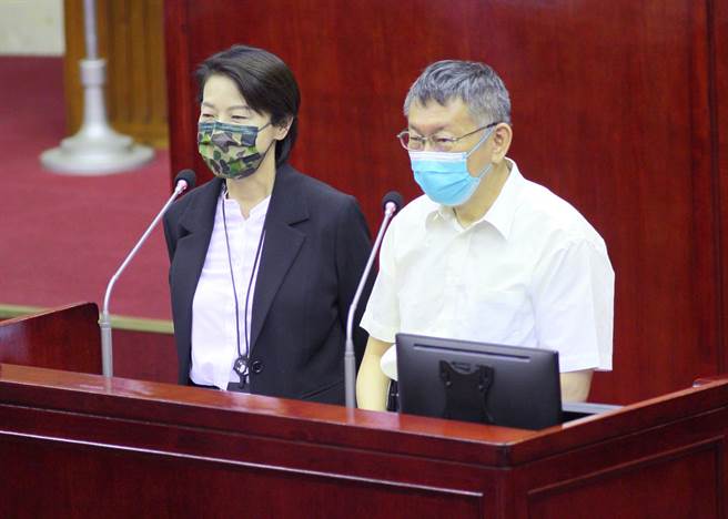 台北市長柯文哲（右）、副市長黃珊珊（左）17日赴議會專案報告。（張鎧乙攝）